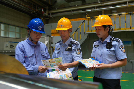 民警走进一线车间进行扫黑除恶专项普法宣传