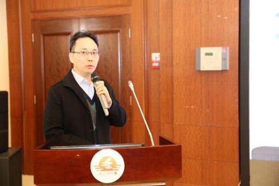 图为民政部社会福利中心党委书记甄炳亮作主题演讲