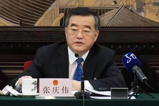 3月7日上午，黑龙江省委书记、省人大常委会主任张庆伟在全团会议上回答记者提问。
