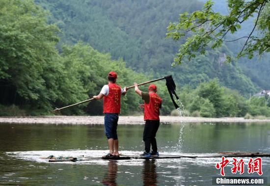 航拍浙江仙居永安溪 竹筏漂流于碧水青山间