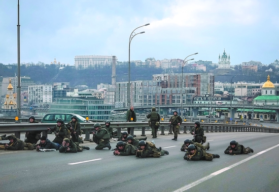 2月25日,乌克兰国民警卫队的士兵在基辅市中心的公路上布防。
