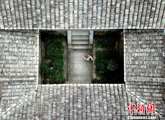 游客在“榜眼府”参观。 王东明 摄