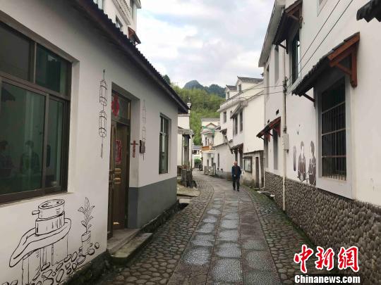 浙江淳安下姜村的村道。 张斌 摄