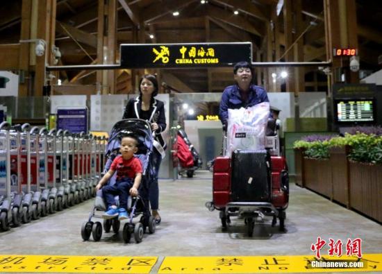 海南今年5月1日起实施59国人员入境旅游免签政策,图为当日首批免签游客抵三亚。王晓斌 摄