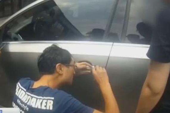 孩子被锁车里哭一头汗 妈妈拒绝砸窗:20分钟没事的