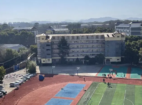 铅山县致远中学,南面是金鸡山。 本文图片均由澎湃新闻记者 何沛芸 王选辉 摄