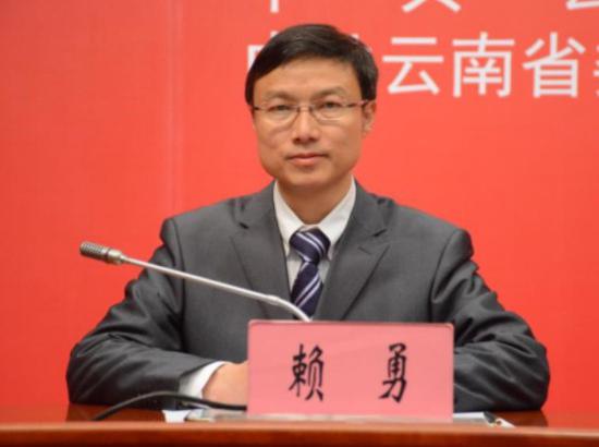 中共云南省委宣传部对外新闻与网络宣传管理处处长赖勇主持新闻发布会