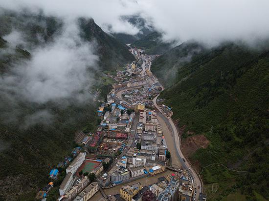 藏曲河穿过江达县城。 除署名外，本文图片均由澎湃新闻记者 朱伟辉 摄