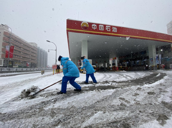 距离鸟巢最近的中国石油北京销售石大第一加油站员工正在清雪（金添）