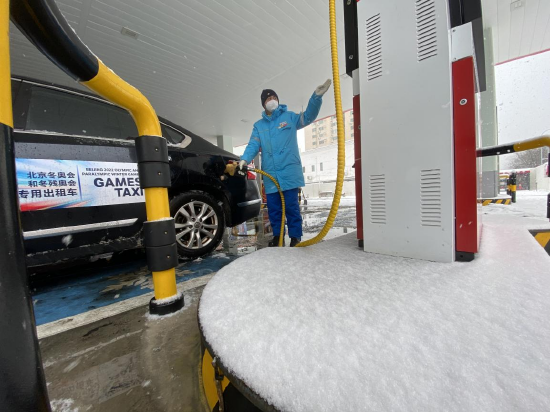 距离鸟巢最近的中国石油北京销售石大第一加油站加油员正在给冬奥车辆加油（金添）