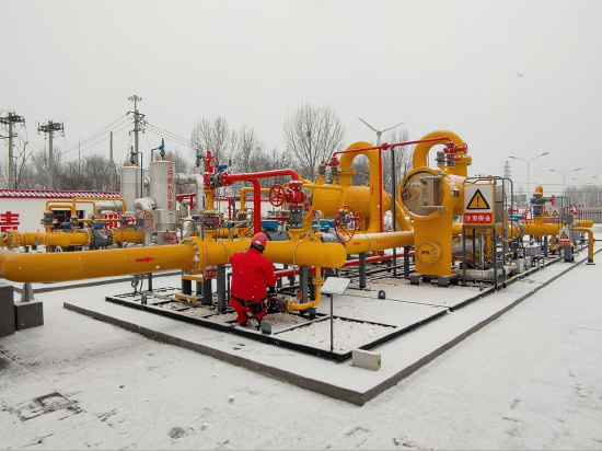 中国石油天然气销售北京分公司马驹桥门站员工正在冒雪巡检
