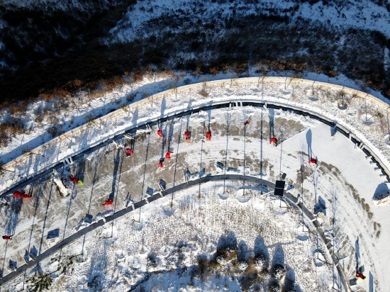 中国石油长庆油田第二采气厂员工以雪为令，积极投入道路清障工作中，确保天然气生产运行。