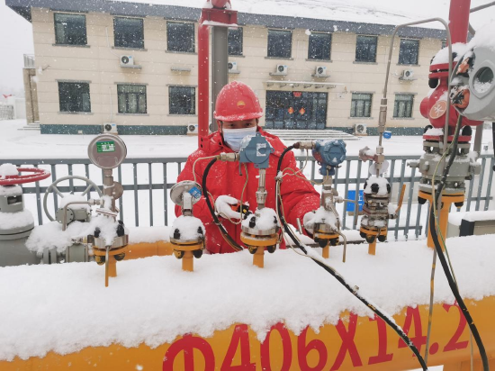 中国石油天然气销售北京分公司潭柘寺分输站员工正在冒雪安检
