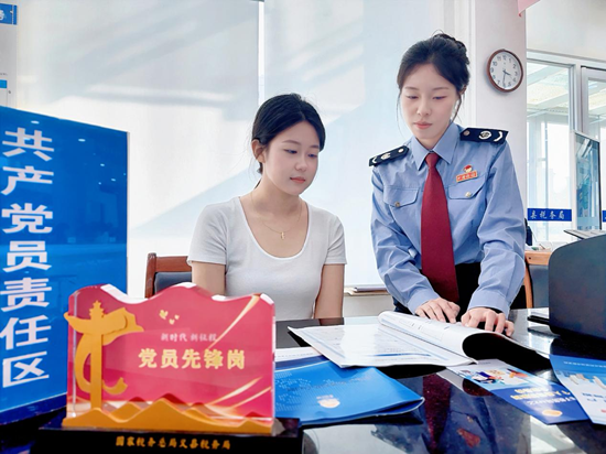 图为该党支部成员为纳税人缴费人解读税收政策，提供涉税业务咨询辅导