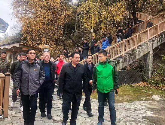 多吉次珠(中)在胡锋(右)的陪同下调研西藏旅游