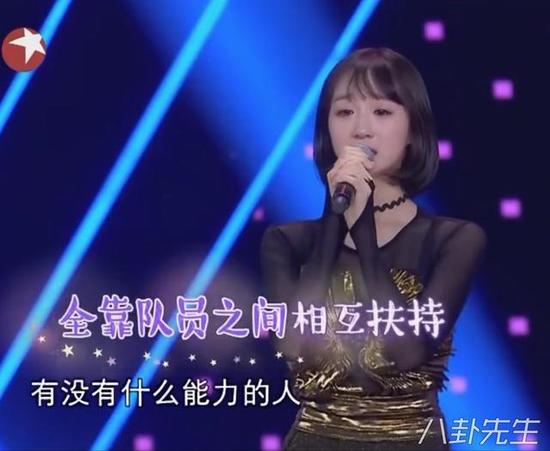 为什么说她“装”呢?因为两年前李子璇就参加过类似综艺《加油!美少女》了,算是经过专业训练的,她的表现也非常突出,唱歌跳舞都很不错,最终还成了6个冠军之一
