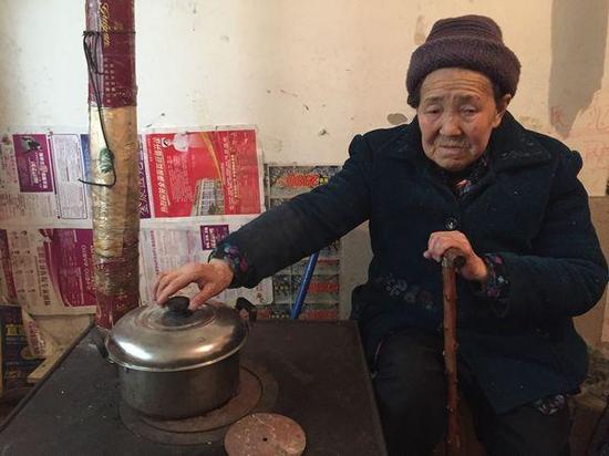 84岁的奶奶患有残疾，行动不便，每天都只能在家里坐着流泪，已近中午，家里仍未开火做饭，锅里也只有开水在沸腾。上游新闻记者 张曼双 摄
