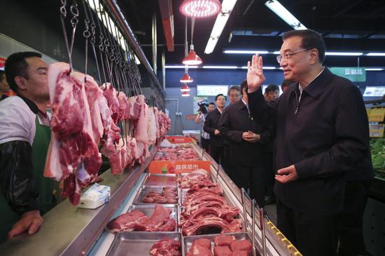 李克强视察成都菜市 细问蔬菜猪肉价格变化|李