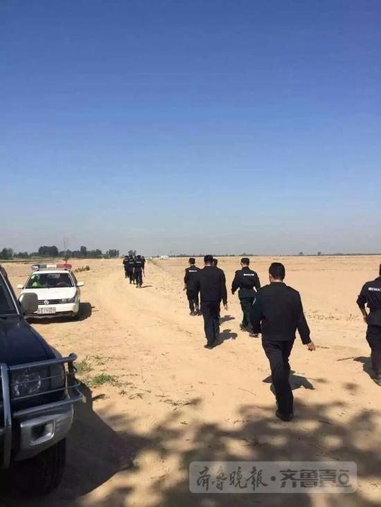 警方在搜捕嫌犯。