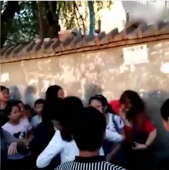 近日,网曝一段山西奥迪女司机打人的视频。|秒拍视频 视频中,一辆白色奥迪SUV旁,3名女子撕扯并殴打一名红衣女子,边打边爆粗口,一名小女孩站在红衣女子前,边鞠躬边喊“阿姨对不起,别打我小姨。”