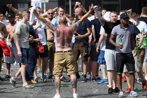 【普京:足球暴力很遗憾 球迷 以百敌千 颇. 来自