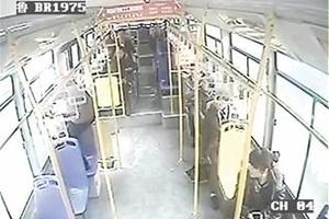 【乘客坐公交睡觉错过站 夺方向盘砸窗跳车. 来