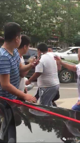 【男子当街拦婚车要钱成网红 最近遇对手被暴打<span class=
