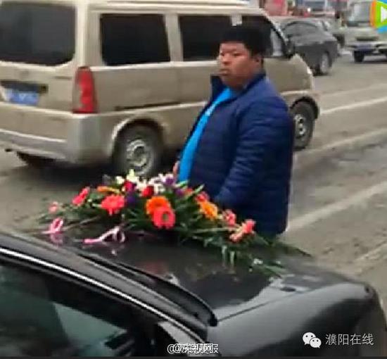 【男子当街拦婚车要钱成网红 最近遇对手被暴打<span class=