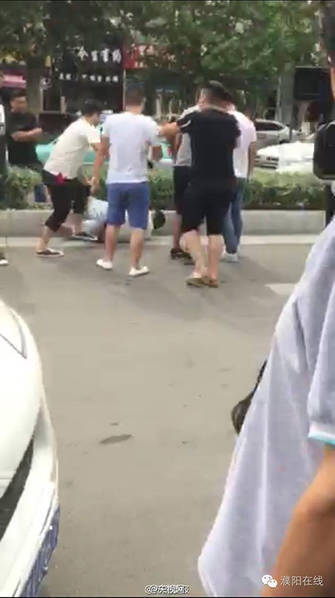 【男子当街拦婚车要钱成网红 最近遇对手被暴打<span class=