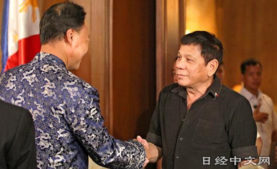 菲律宾新总统杜特尔特（右）与中国驻菲大使赵鉴华会面（左）（7日、菲律宾总统府提供图片）