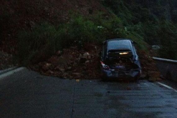 山崖垮塌 大巴司机急倒车救了一车42人