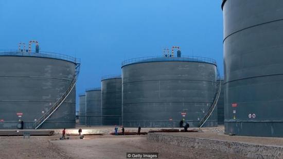 在岸储油罐中存储了大量无人问津的石油（图片来源：Getty Images）