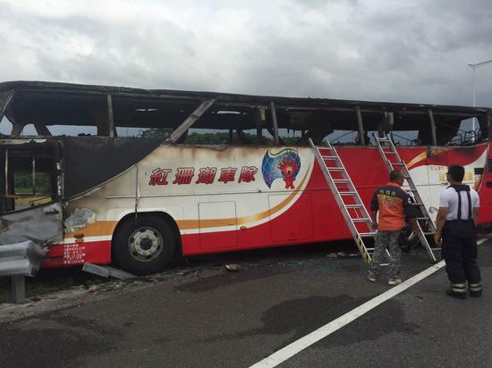 新浪新闻视频直击台湾游览车起火现场