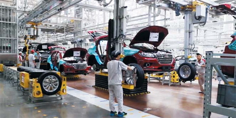 生产中国长城汽车旗下SUV品牌哈弗（Haval）的中国天津工厂的工人正在组装汽车。(图片来源：韩国《朝鲜日报》网站)