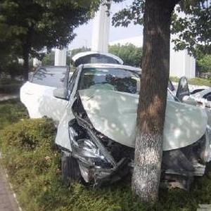 【太节约!司机蹭洒水车洗车 水帘遮住视线. 来