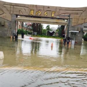 【台风肆虐玻璃窗全飞出 厦门多地受灾严重. 来