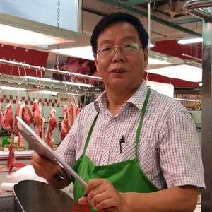 【时隔12年“北大屠夫”再现广州猪肉摊】9月1 来自新浪新闻客户端 - 微博