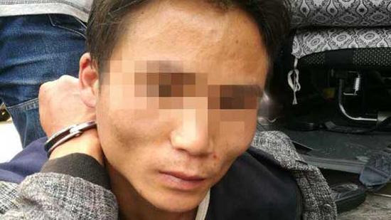 29日14时15分,昆明市盘龙公安分局刑警在昆明巡津街甘美医院附近将会泽县16人死亡疑被杀案一名犯罪嫌疑人抓获。