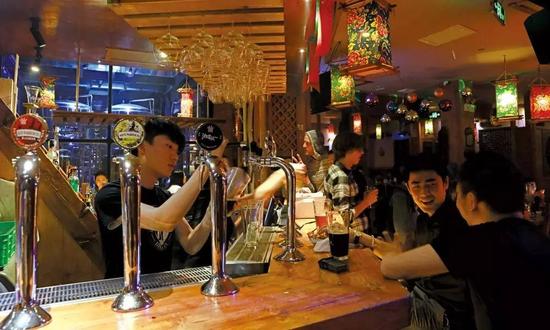 夜晚的泥窝窝酒吧,每晚都有不同的乐手表演。
