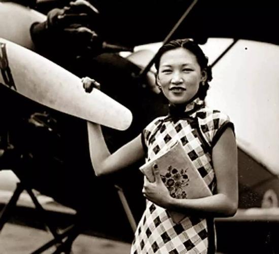 李霞卿,中国第一位女民航驾驶员、第一位驾驶军用机表演飞行的女飞行员