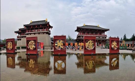 曲江新区复原了一批历史遗址并开发成景区,其中包括大唐芙蓉园。