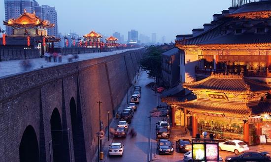 城墙已经成为西安重要的旅游景区,而在“城墙根儿”有更多年轻人做起了有趣的生意。