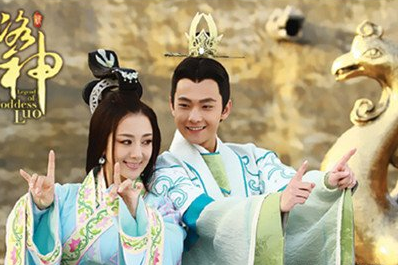 关晓彤卷发加超短裙秀长腿