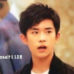 『易烊千玺新发型帅爆 盘点那些年烊烊的发. 来