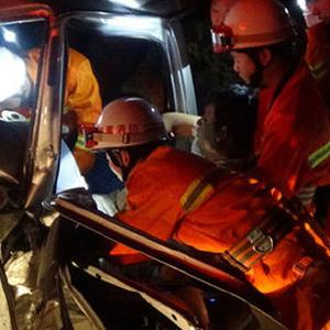 【消防员出警遇父亲出车祸 父亲:我能挺住 . 来