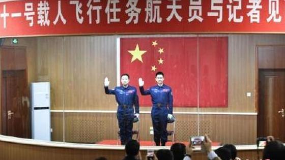 中国新款航天员服装首次亮相