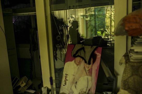 2016年1月27日,山西霍州。玉梅和丈夫结婚15年,育有两子。得知丈夫曾把同性恋人带回家后,她近乎崩溃。为了不让外人到访,她故意把家里弄得乱七八糟。