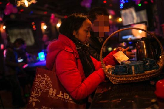 2015年,福建泉州一家同志酒吧,曾是受害者的小德兰带着上百盒安全套前来发放,并做艾滋病干预。