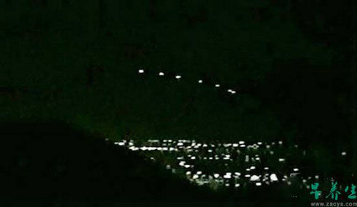 12. 997年3月13日,在亚利桑那州凤凰城的上空出现了一串不明来源的亮光持续了几个小时。空军解释说灯光是训练演习投掷的照明弹。但是离奇的是这串亮光在2007年和2008年接连出现,直到现在凤凰城也没有给出合理的解释。