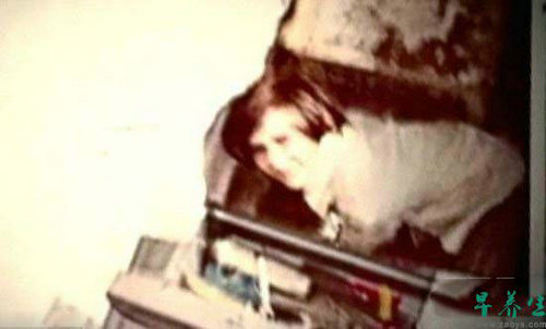 19. Dean Corll又被称为Candy Man (糖果男),他是一名会施行绑架、强暴、虐待的连续杀人犯,1970年到1973年间就有28名年轻男孩受害。40年后的2012年,有人在糖果男的照片收藏中发现这张小男孩被上了手铐的神秘照片。最令人心疼的是,这个男孩并不符合他们当初找到的28名受害者。